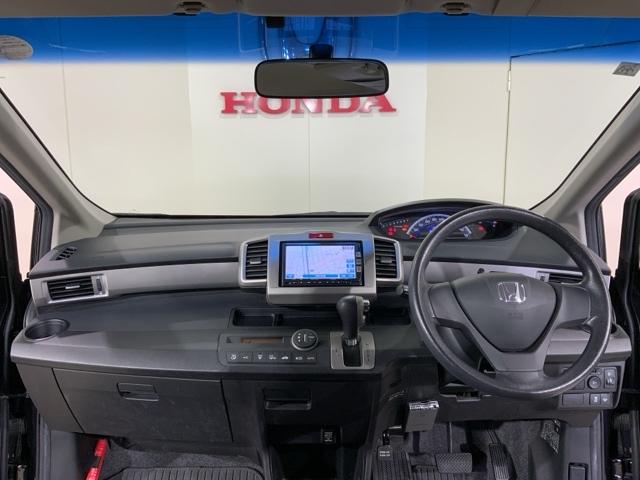 フリード Gジャストセレクション エアバッグ 記録簿 Sキー 盗難防止システム フルタイム4WD DVD再生 Bカメラ 3列シート パワーウィンドウ フルセグTV ESC 助手席エアバック キーレスエントリー(12枚目)