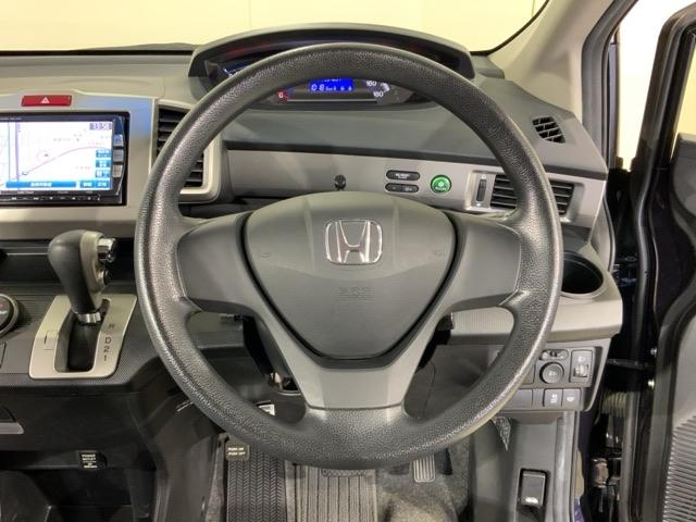 フリード Gジャストセレクション エアバッグ 記録簿 Sキー 盗難防止システム フルタイム4WD DVD再生 Bカメラ 3列シート パワーウィンドウ フルセグTV ESC 助手席エアバック キーレスエントリー(13枚目)