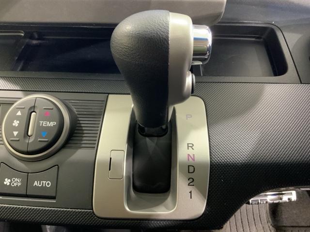 フリード Gジャストセレクション エアバッグ 記録簿 Sキー 盗難防止システム フルタイム4WD DVD再生 Bカメラ 3列シート パワーウィンドウ フルセグTV ESC 助手席エアバック キーレスエントリー(15枚目)