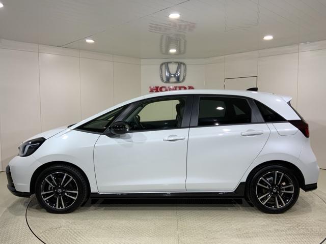 フィット e:HEVRS エアバッグ ナビ&TV パワーウィンドウ 助手席エアバッグ Dレコ フルセグテレビ LEDヘッドランプ セキュリティアラーム フルオートエアコン ETC装備 スマートキ DVD再生(4枚目)