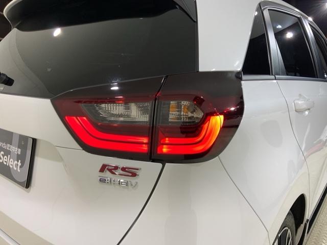 フィット e:HEVRS エアバッグ ナビ&TV パワーウィンドウ 助手席エアバッグ Dレコ フルセグテレビ LEDヘッドランプ セキュリティアラーム フルオートエアコン ETC装備 スマートキ DVD再生(11枚目)