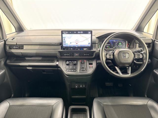 ステップワゴン ｅ：ＨＥＶスパーダ　フルオートエアコン　ＥＳＣ　シートヒータ　キーフリー　ＬＥＤヘッドランプ　イモビ　ＡＢＳ　リアカメラ　スマートキ　ＵＳＢポート　クルーズコントロール　サイドカーテンエアバック（7枚目）