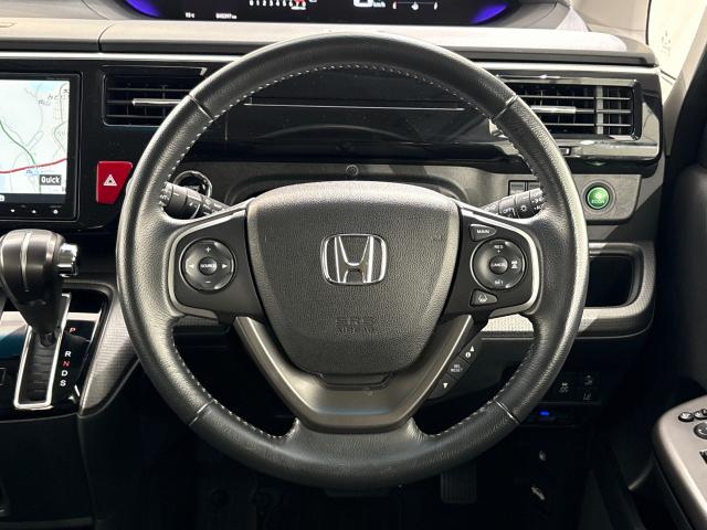 ステップワゴンスパーダ スパーダ　衝突軽減Ｂ　横滑り防止　整備記録簿　スマキー　ナビ＆ＴＶ　Ｂモニター　サイドエアバック　キーレス　ＥＣＯＮ　オートクルーズ　ＬＥＤライト　盗難防止　Ｗエアバッグ　ＤＶＤ　ＰＳ　３列シート（8枚目）