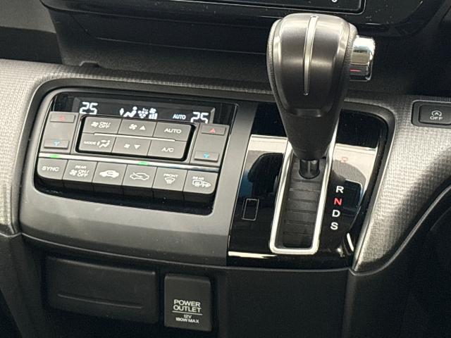 ステップワゴンスパーダ スパーダ　衝突軽減Ｂ　横滑り防止　整備記録簿　スマキー　ナビ＆ＴＶ　Ｂモニター　サイドエアバック　キーレス　ＥＣＯＮ　オートクルーズ　ＬＥＤライト　盗難防止　Ｗエアバッグ　ＤＶＤ　ＰＳ　３列シート（10枚目）