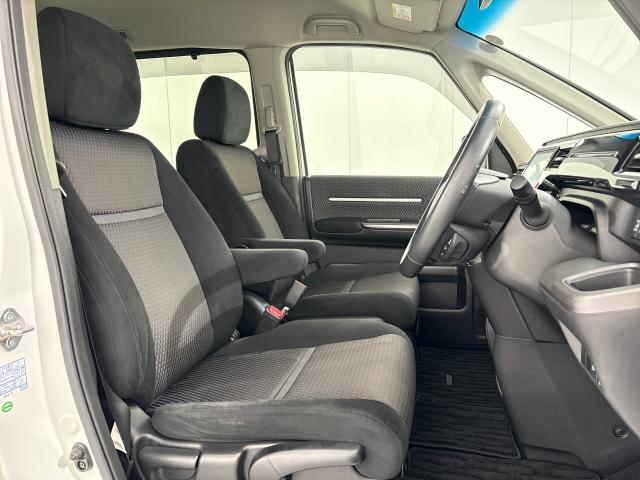 ステップワゴンスパーダ スパーダ　衝突軽減Ｂ　横滑り防止　整備記録簿　スマキー　ナビ＆ＴＶ　Ｂモニター　サイドエアバック　キーレス　ＥＣＯＮ　オートクルーズ　ＬＥＤライト　盗難防止　Ｗエアバッグ　ＤＶＤ　ＰＳ　３列シート（11枚目）