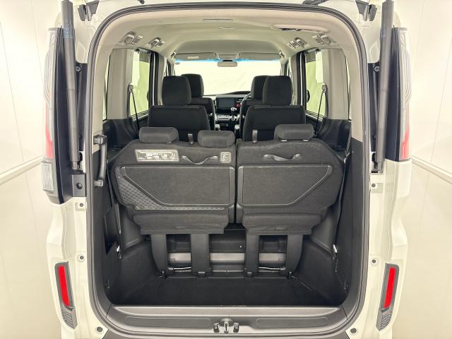 ステップワゴンスパーダ スパーダ　衝突軽減Ｂ　横滑り防止　整備記録簿　スマキー　ナビ＆ＴＶ　Ｂモニター　サイドエアバック　キーレス　ＥＣＯＮ　オートクルーズ　ＬＥＤライト　盗難防止　Ｗエアバッグ　ＤＶＤ　ＰＳ　３列シート（13枚目）