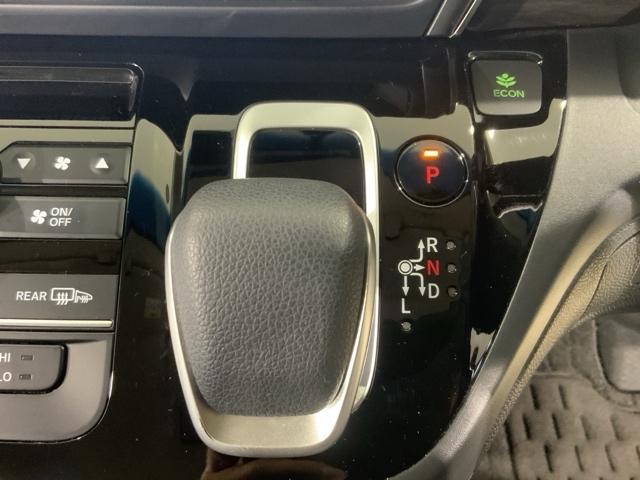 フリードハイブリッド ハイブリッド・Ｇホンダセンシング　軽減ブレーキ　キーフリーシステム　記録簿　ＤＶＤ再生可能　サイドカーテンエアバック　ＥＣＯＮ　後カメラ　Ａクルーズ　地デジフルセグＴＶ　ＬＥＤヘッドランプ　シートＨ（15枚目）