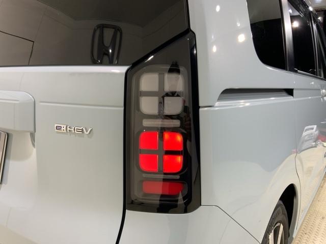 フリード ｅ：ＨＥＶエアーＥＸ　ＨｏｎｄａＳＥＮＳＩＮＧコネクトナビ前後ドラレコ　衝突軽減システム　ソナー　横滑り防止装置　クルーズコントロール　サイドカーテンエアバック　リアクーラー　ＬＥＤランプ　フルセグＴＶ　ＥＴＣ装備　ＵＳＢ（20枚目）