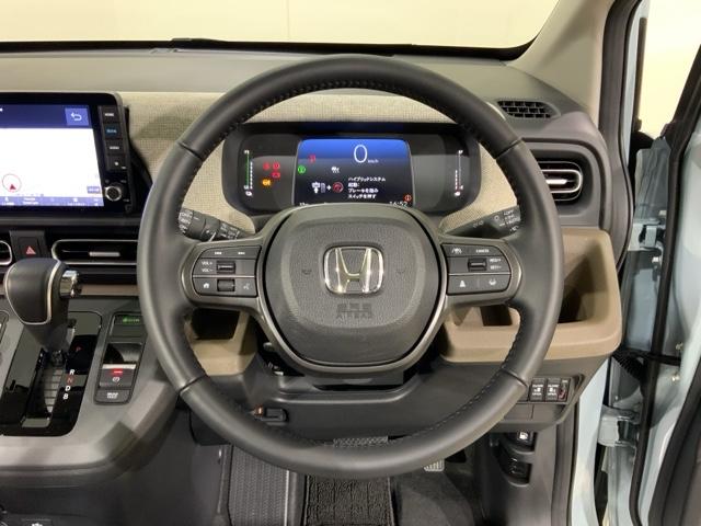 フリード ｅ：ＨＥＶエアーＥＸ　ＨｏｎｄａＳＥＮＳＩＮＧコネクトナビ前後ドラレコ　衝突軽減システム　ソナー　横滑り防止装置　クルーズコントロール　サイドカーテンエアバック　リアクーラー　ＬＥＤランプ　フルセグＴＶ　ＥＴＣ装備　ＵＳＢ（22枚目）