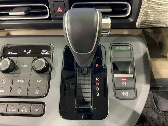 フリード ｅ：ＨＥＶエアーＥＸ　ＨｏｎｄａＳＥＮＳＩＮＧコネクトナビ前後ドラレコ　衝突軽減システム　ソナー　横滑り防止装置　クルーズコントロール　サイドカーテンエアバック　リアクーラー　ＬＥＤランプ　フルセグＴＶ　ＥＴＣ装備　ＵＳＢ（24枚目）