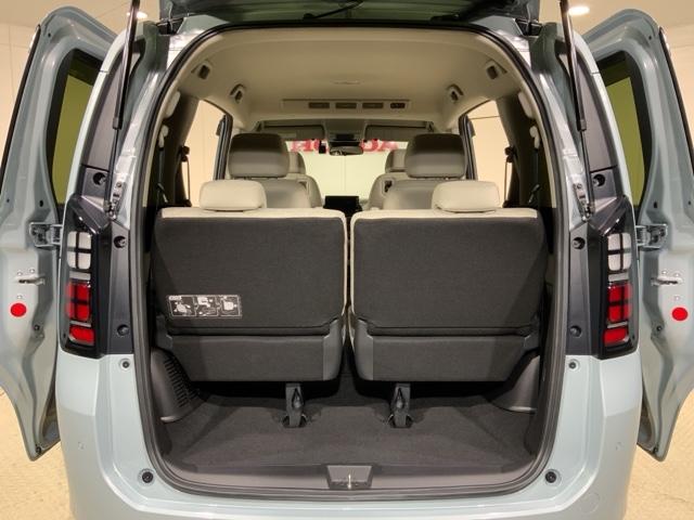 フリード ｅ：ＨＥＶエアーＥＸ　ＨｏｎｄａＳＥＮＳＩＮＧコネクトナビ前後ドラレコ　衝突軽減システム　ソナー　横滑り防止装置　クルーズコントロール　サイドカーテンエアバック　リアクーラー　ＬＥＤランプ　フルセグＴＶ　ＥＴＣ装備　ＵＳＢ（28枚目）