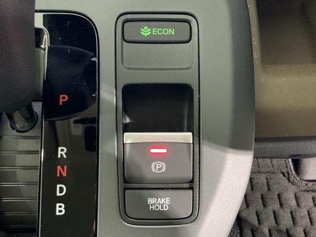 フリード ｅ：ＨＥＶエアーＥＸ　ＨｏｎｄａＳＥＮＳＩＮＧコネクトナビ前後ドラレコ　衝突軽減システム　ソナー　横滑り防止装置　クルーズコントロール　サイドカーテンエアバック　リアクーラー　ＬＥＤランプ　フルセグＴＶ　ＥＴＣ装備　ＵＳＢ（34枚目）