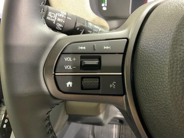 フリード ｅ：ＨＥＶエアーＥＸ　ＨｏｎｄａＳＥＮＳＩＮＧコネクトナビ前後ドラレコ　衝突軽減システム　ソナー　横滑り防止装置　クルーズコントロール　サイドカーテンエアバック　リアクーラー　ＬＥＤランプ　フルセグＴＶ　ＥＴＣ装備　ＵＳＢ（39枚目）