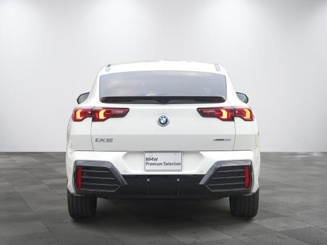 iX2 xDrive 30 Mスポーツ 4WD 黒革 パノラマガラスサンルーフ ACC トップビュー ヘッドアップD Harman Kardonスピーカー シート・ステアリングヒーター(3枚目)