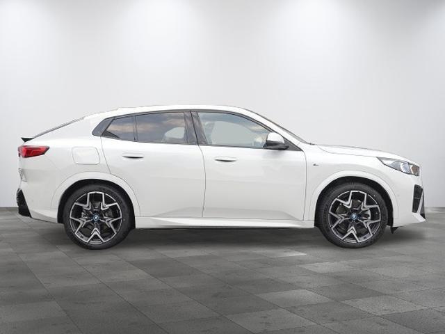 iX2 xDrive 30 Mスポーツ 4WD 黒革 パノラマガラスサンルーフ ACC トップビュー ヘッドアップD Harman Kardonスピーカー シート・ステアリングヒーター(5枚目)