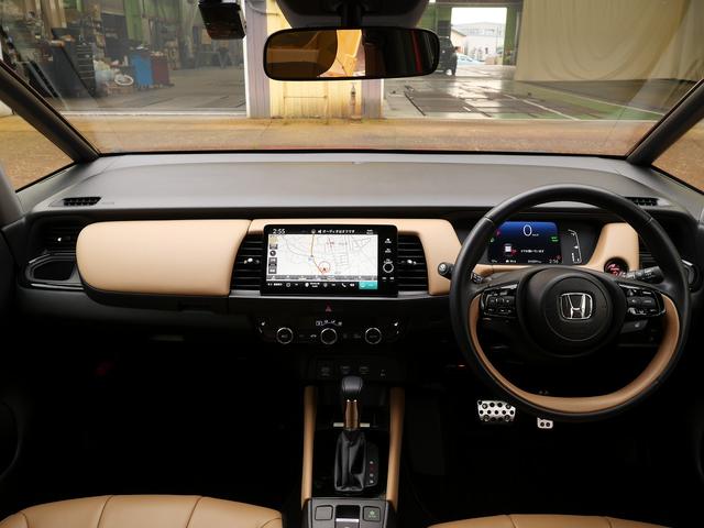 フィット ｅ：ＨＥＶリュクス　メーカーオプション９インチコネクトナビ／フルセグＴＶ　ＥＴＣ２．０　ホンダセンシング　本革シート　シートヒーター　マルチビューモニター　ＬＥＤヘッドライト　ワイヤレス充電（3枚目）