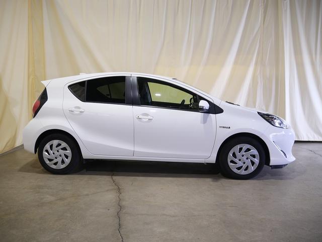 アクア Ｓ　ＣＤデッキ　パワーウインドウ／電動ドアミラー　横滑り防止　ウインカーミラー　ステアリングスイッチ　ホイールキャップ　ハロゲンヘッドライト（10枚目）