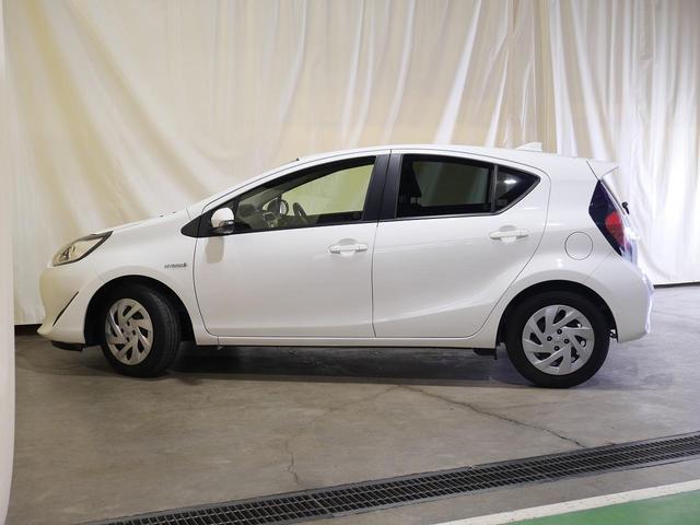 アクア Ｓ　ＣＤデッキ　パワーウインドウ／電動ドアミラー　横滑り防止　ウインカーミラー　ステアリングスイッチ　ホイールキャップ　ハロゲンヘッドライト（12枚目）