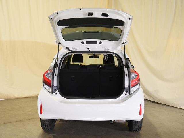 アクア Ｓ　ＣＤデッキ　パワーウインドウ／電動ドアミラー　横滑り防止　ウインカーミラー　ステアリングスイッチ　ホイールキャップ　ハロゲンヘッドライト（13枚目）