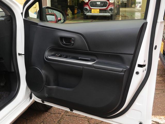 アクア Ｓ　ＣＤデッキ　パワーウインドウ／電動ドアミラー　横滑り防止　ウインカーミラー　ステアリングスイッチ　ホイールキャップ　ハロゲンヘッドライト（19枚目）