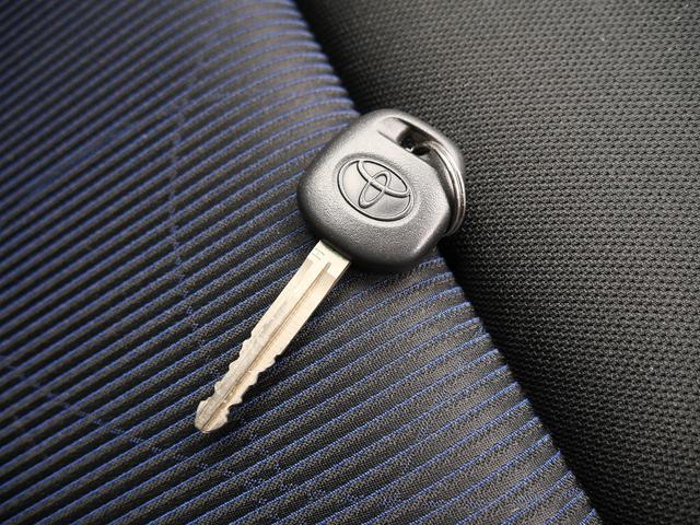 アクア Ｓ　ＣＤデッキ　パワーウインドウ／電動ドアミラー　横滑り防止　ウインカーミラー　ステアリングスイッチ　ホイールキャップ　ハロゲンヘッドライト（31枚目）