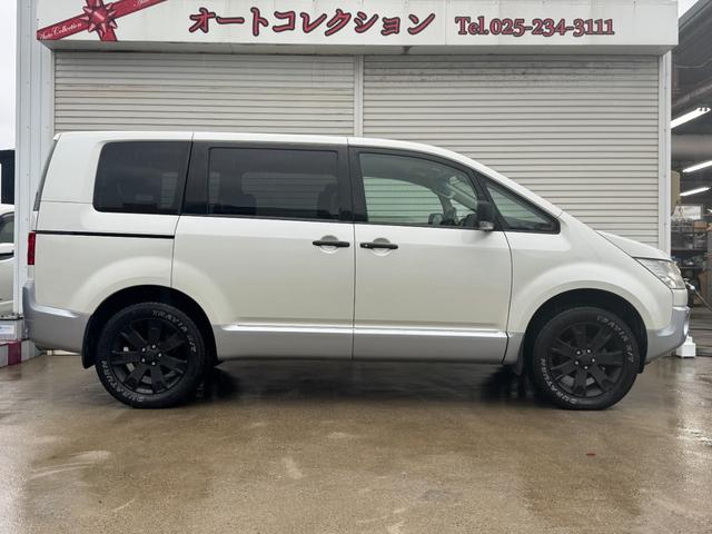 デリカＤ：５ Ｇ　プレミアム　両側オートスライドドア　パワーバックドア　地デジ　バック・フロント・サイドカメラ　フリップダウンモニター　ロックフォードサウンド　ＨＤＤナビ　電動シート　シートヒーター　ＨＩＤヘッドライト（4枚目）