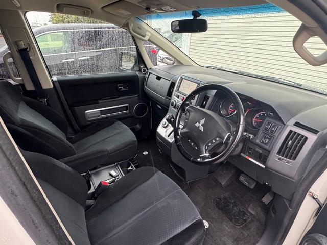 デリカＤ：５ Ｇ　プレミアム　両側オートスライドドア　パワーバックドア　地デジ　バック・フロント・サイドカメラ　フリップダウンモニター　ロックフォードサウンド　ＨＤＤナビ　電動シート　シートヒーター　ＨＩＤヘッドライト（24枚目）