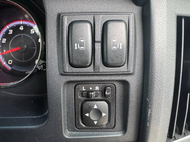 デリカＤ：５ Ｇ　プレミアム　両側オートスライドドア　パワーバックドア　地デジ　バック・フロント・サイドカメラ　フリップダウンモニター　ロックフォードサウンド　ＨＤＤナビ　電動シート　シートヒーター　ＨＩＤヘッドライト（31枚目）