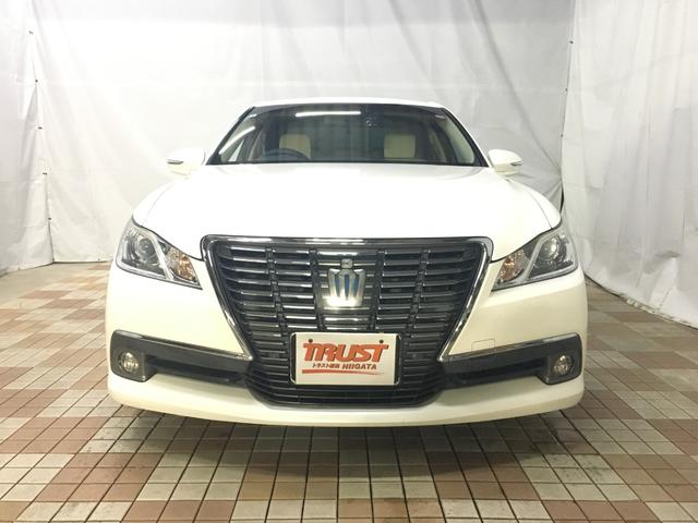 クラウンハイブリッド ロイヤルサルーン　バックカメラ　シートヒーター　純正ＨＤＤナビ　フルセグ　ＤＶＤ再生　ＢＴオーディオ　ＵＳＢポート　ＨＩＤヘッド　ＬＥＤフォグ　ビルトインＥＴＣ　スマートキー　ステアスイッチ　パワーシート　ソナー（3枚目）