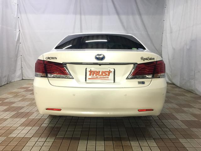 クラウンハイブリッド ロイヤルサルーン　バックカメラ　シートヒーター　純正ＨＤＤナビ　フルセグ　ＤＶＤ再生　ＢＴオーディオ　ＵＳＢポート　ＨＩＤヘッド　ＬＥＤフォグ　ビルトインＥＴＣ　スマートキー　ステアスイッチ　パワーシート　ソナー（6枚目）