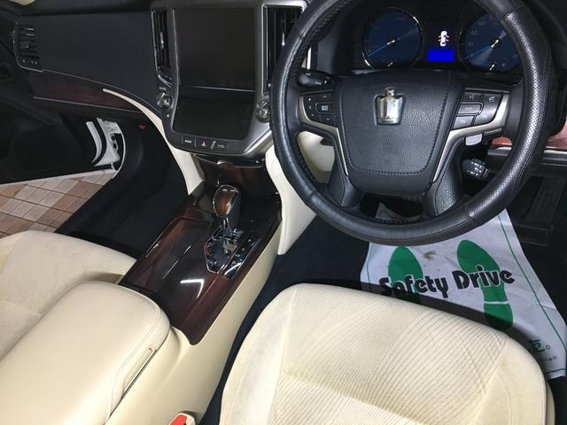 クラウンハイブリッド ロイヤルサルーン　バックカメラ　シートヒーター　純正ＨＤＤナビ　フルセグ　ＤＶＤ再生　ＢＴオーディオ　ＵＳＢポート　ＨＩＤヘッド　ＬＥＤフォグ　ビルトインＥＴＣ　スマートキー　ステアスイッチ　パワーシート　ソナー（12枚目）