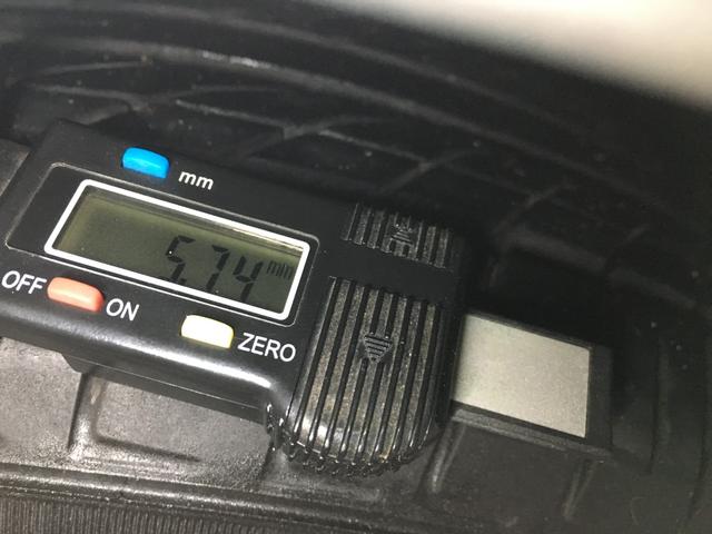 プリウス Ｓセーフティプラス　関東仕入れ　ワンオーナー　ＴＳＳ　バックカメラ　９インチナビ　フルセグ　ＤＶＤ再生　ＢＴオーディオ　ＨＵＤ　パーキングアシスト　ソナー　ビルトＥＴＣ２．０　純正ドラレコ　ＬＥＤヘッド　クルコン（42枚目）