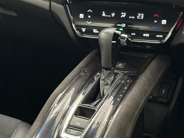 ヴェゼル ＲＳ・ホンダセンシング　ＭナビＲカメラＥＴＣスマートキーＬＥＤライト　盗難防止　バックモニター　サイドエアバック　スマ－トキ－　シートヒータ　地デジＴＶ　フルオートエアコン　整備記録簿　ＤＶＤ　横滑り防止機能　ナビ＆ＴＶ（20枚目）