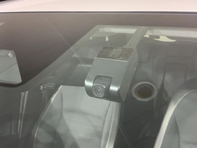 フィット ｅ：ＨＥＶクロスター　いまコレ＋新品マット付ＭナビＲカメラＥＴＣ　衝突回避システム　フルオートエアコン　前後センサー　ＬＥＤランプ　エアバッグ　サイドエアバック　地デジ　オートクルーズコントロール　ＶＳＡ　バックカメラ（7枚目）