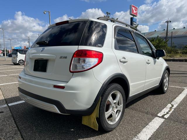 ＳＸ４ １．５ＸＧ　４ＷＤ　夏タイヤ４本新品交換　ＨＩＤ　６エアバッグ　ＡＢＳ　オートライト　フォグ　スマートキー　ＥＴＣ　ルーフレール　両側シートヒーター　革巻きステアリング　４速オートマ（16枚目）