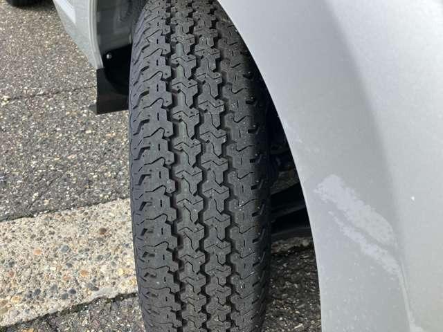 キャリイトラック KCエアコン・パワステ 4WD 届出済未使用車 パワーウインドー キーレス 横滑り防止装置 オートライト アイドリングストップ フロントメッキグリル AMFMラジオ(5枚目)