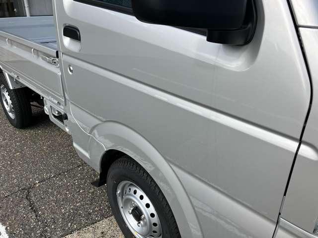 キャリイトラック KCエアコン・パワステ 4WD 届出済未使用車 パワーウインドー キーレス 横滑り防止装置 オートライト アイドリングストップ フロントメッキグリル AMFMラジオ(12枚目)