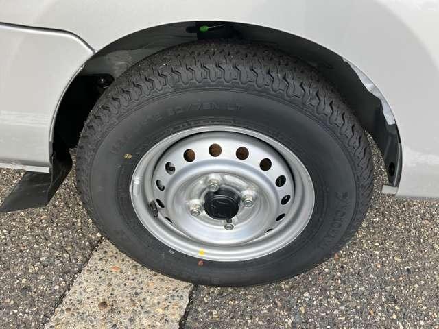 キャリイトラック KCエアコン・パワステ 4WD 届出済未使用車 パワーウインドー キーレス 横滑り防止装置 オートライト アイドリングストップ フロントメッキグリル AMFMラジオ(13枚目)