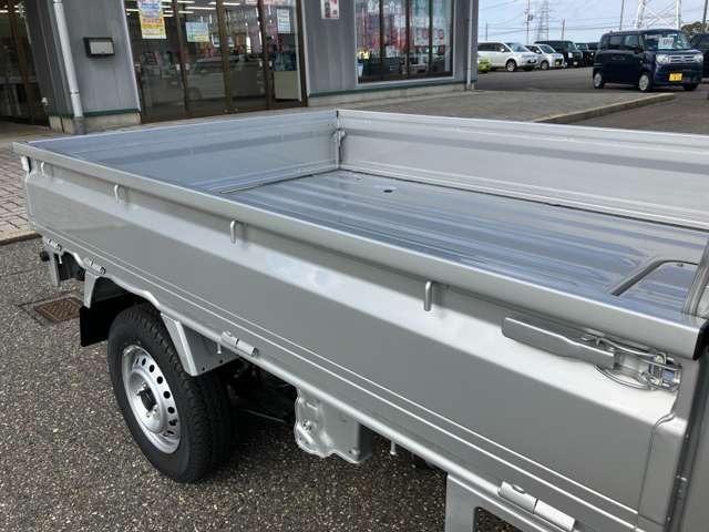 キャリイトラック KCエアコン・パワステ 4WD 届出済未使用車 パワーウインドー キーレス 横滑り防止装置 オートライト アイドリングストップ フロントメッキグリル AMFMラジオ(14枚目)