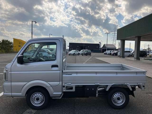 キャリイトラック KCエアコン・パワステ 4WD 届出済未使用車 パワーウインドー キーレス 横滑り防止装置 オートライト アイドリングストップ フロントメッキグリル AMFMラジオ(19枚目)