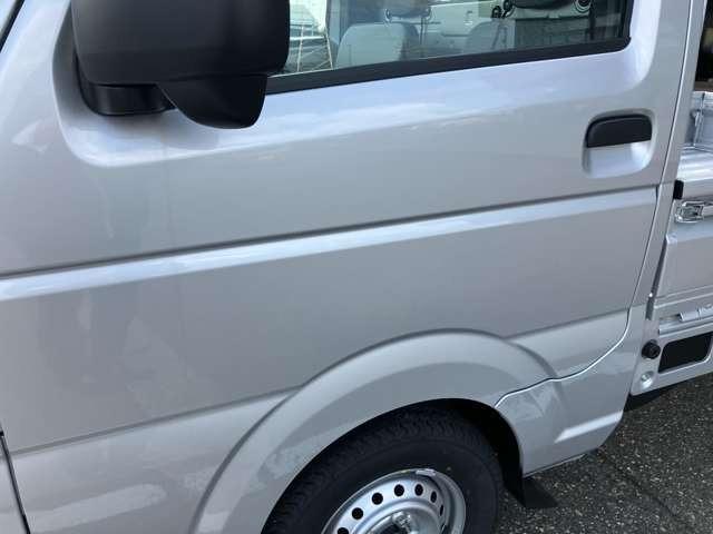 キャリイトラック KCエアコン・パワステ 4WD 届出済未使用車 パワーウインドー キーレス 横滑り防止装置 オートライト アイドリングストップ フロントメッキグリル AMFMラジオ(21枚目)