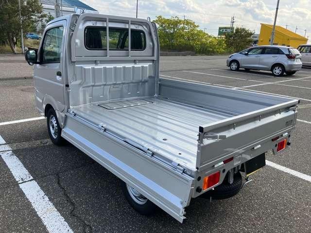 キャリイトラック KCエアコン・パワステ 4WD 届出済未使用車 パワーウインドー キーレス 横滑り防止装置 オートライト アイドリングストップ フロントメッキグリル AMFMラジオ(30枚目)