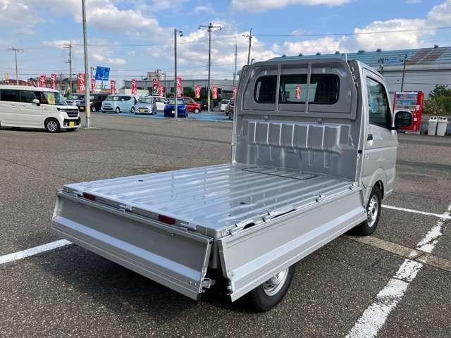 キャリイトラック KCエアコン・パワステ 4WD 届出済未使用車 パワーウインドー キーレス 横滑り防止装置 オートライト アイドリングストップ フロントメッキグリル AMFMラジオ(32枚目)
