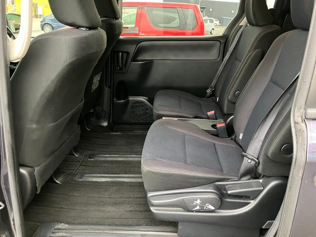 ヴォクシー Ｘ　Ｃパッケージ　７人乗り　両側スライドドア　４ＷＤ　ナビ　車種専用ナビ　ＣＤ　ＤＶＤ　ＢＴ　フルセグ　バックカメラ　ＥＴＣ（9枚目）