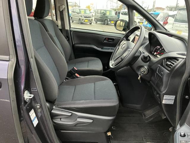 ヴォクシー Ｘ　Ｃパッケージ　７人乗り　両側スライドドア　４ＷＤ　ナビ　車種専用ナビ　ＣＤ　ＤＶＤ　ＢＴ　フルセグ　バックカメラ　ＥＴＣ（10枚目）