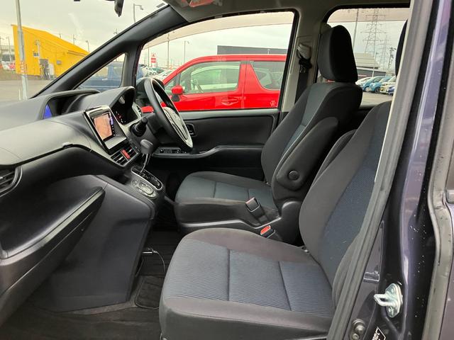 ヴォクシー Ｘ　Ｃパッケージ　７人乗り　両側スライドドア　４ＷＤ　ナビ　車種専用ナビ　ＣＤ　ＤＶＤ　ＢＴ　フルセグ　バックカメラ　ＥＴＣ（23枚目）