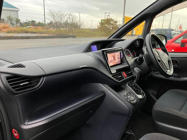 ヴォクシー Ｘ　Ｃパッケージ　７人乗り　両側スライドドア　４ＷＤ　ナビ　車種専用ナビ　ＣＤ　ＤＶＤ　ＢＴ　フルセグ　バックカメラ　ＥＴＣ（25枚目）