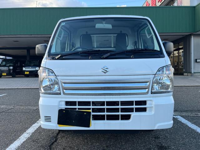 キャリイトラック KCエアコン・パワステ 4WD 届出済未使用車 パワーウインドー キーレス 横滑り防止装置 オートライト アイドリングストップ フロントメッキグリル AMFMラジオ(5枚目)