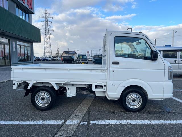 キャリイトラック KCエアコン・パワステ 4WD 届出済未使用車 パワーウインドー キーレス 横滑り防止装置 オートライト アイドリングストップ フロントメッキグリル AMFMラジオ(7枚目)