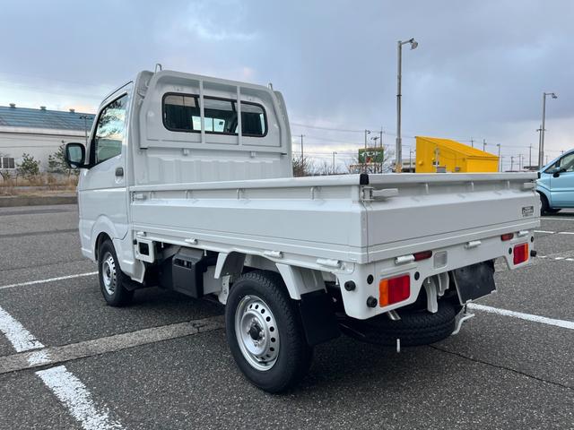 キャリイトラック KCエアコン・パワステ 4WD 届出済未使用車 パワーウインドー キーレス 横滑り防止装置 オートライト アイドリングストップ フロントメッキグリル AMFMラジオ(10枚目)